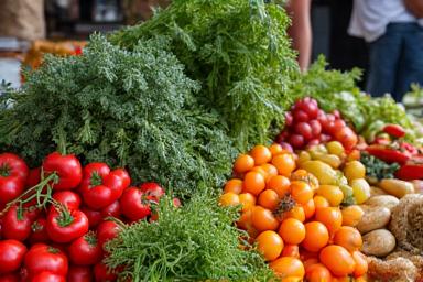 Marché de producteurs locaux légumes frais